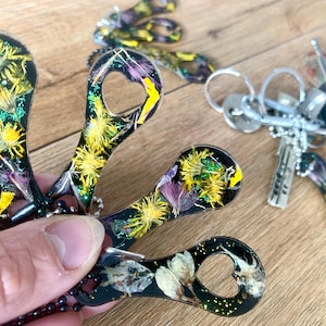 schwarze Einkaufswagenlöser mit echten getrockneten Blüten und Blumen, Einkaufswagenchip mit Glitzer Schlüsselanhänger, kleines Mitbringsel,