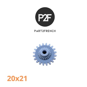 Peut inclure: Une roue dentée bleu clair avec un trou central et des dents. L'image comprend également le texte "P2F" dans un cercle noir, le texte "PART2FRENCH" et les chiffres "20x21".
