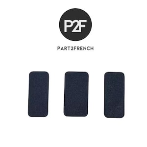 Puede incluir: Tres parches rectangulares negros con una superficie texturizada. Los parches están dispuestos horizontalmente en una fila. El texto "PART2FRENCH" está impreso debajo de los parches.