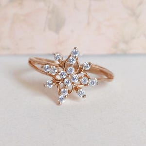 Anello di fidanzamento in argento sterling: design floreale con diamanti simulati