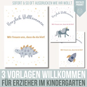 Puede incluir: Tres carteles de bienvenida imprimibles para una clase de jardín de infantes. Los carteles muestran un dinosaurio, un unicornio y un cohete. Cada cartel tiene el texto "Herzlich Willkommen" y "Wir freuen uns, dass du da bist!" en azul claro.