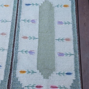Vintage Swedish Röllakan Rug: Handwoven Wool Tulip Design