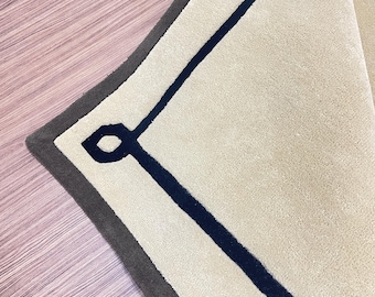 Tappeto in lana con bordo nero crema: tappeto annodato a mano in stile moderno di metà secolo