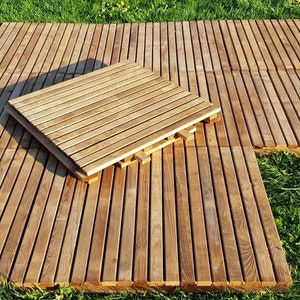 Set van 4 terrastegels voor terrassen, cafés en buiten van natuurlijk grenenhout, duurzaam, geschaafd 75 x 75 cm, gemakkelijk in elkaar te grijpen, houten afbeelding 1