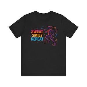 Könnte beinhalten: Schwarzes T-Shirt mit dem farbenfrohen Schriftzug "SWEAT. SMILE. REPEAT". Eine laufende Figur in Neonfarben ist von Noten umgeben. Das Design befindet sich mittig auf dem T-Shirt.