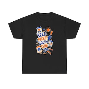 Könnte beinhalten: Ein schwarzes T-Shirt mit kurzen Ärmeln und einem zentralen Aufdruck mit dem Text "SEED PACKET SOCIAL CLUB" in Blau und Orange. Das Design zeigt Illustrationen von Samentüten, einer Handschaufel, einer Gartenschere, einer Sonne und Keimlingen.