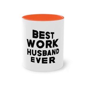 Könnte beinhalten: Weißer Keramikbecher mit orangefarbenem Innenraum. Der Becher zeigt den Text "BEST WORK HUSBAND EVER" in fetten schwarzen Buchstaben. Ein perfektes Geschenk für einen Ehemann.