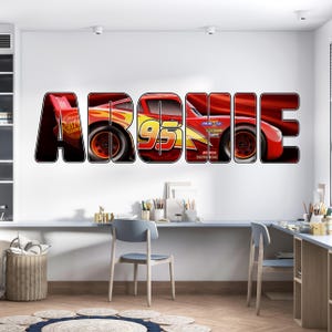 Sticker mural personnalisé Cars Movie – Nom personnalisé avec des personnages de voitures de course | Art mural en vinyle autocollant | Décoration amovible pour chambre d'enfants