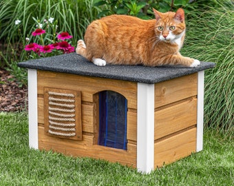 Winterproof Outdoor Cat House: Insulated Shelter with Scratcher