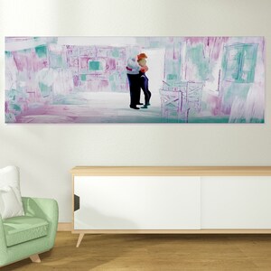 Puede incluir: Una pintura de una pareja abraz&aacute;ndose en una habitaci&oacute;n con un esquema de color morado claro y verde. La habitaci&oacute;n est&aacute; escasamente amueblada con una silla y un armario. La pintura est&aacute; enmarcada y colgada en una pared blanca.