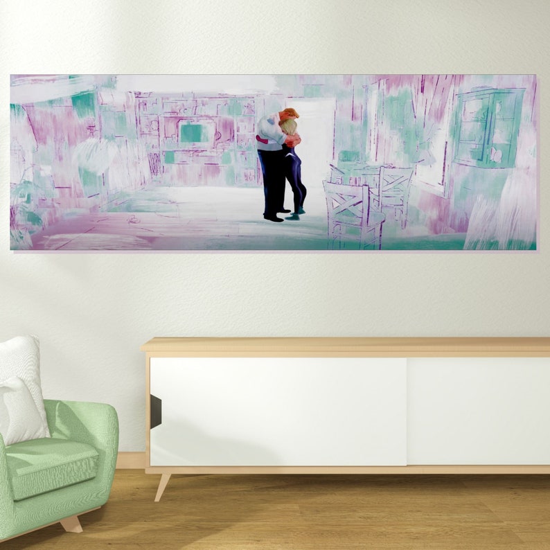 Puede incluir: Una pintura de una pareja abraz&aacute;ndose en una habitaci&oacute;n con un esquema de color morado claro y verde. La habitaci&oacute;n est&aacute; escasamente amueblada con una silla y un armario. La pintura est&aacute; enmarcada y colgada en una pared blanca.