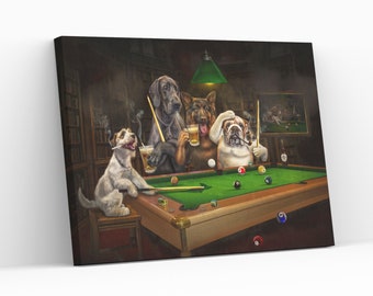 Może przedstawiać: Cztery psy grające w bilard w słabo oświetlonym pokoju. Szary dog niemiecki, owczarek niemiecki, buldog i Jack Russell Terrier stoją wokół zielonego stołu bilardowego. Psy trzymają kije bilardowe i piją piwo. Na stole leżą kule bilardowe, a w tle znajduje się stojak na kule.