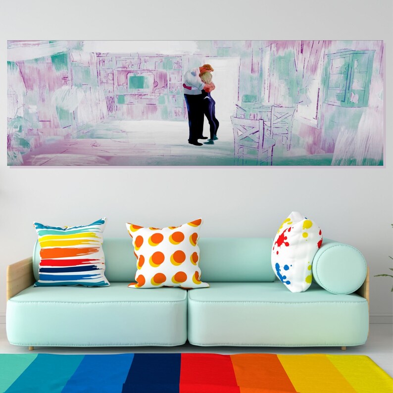 Puede incluir: Un sof&aacute; azul claro con dos cojines, uno con un patr&oacute;n de rayas coloridas y el otro con un fondo blanco y lunares naranjas. Un coj&iacute;n blanco con salpicaduras de pintura de colores est&aacute; en el reposabrazos. El sof&aacute; est&aacute; frente a una pared blanca con una gran pintura abstracta de dos personas abraz&aacute;ndose en una habitaci&oacute;n.