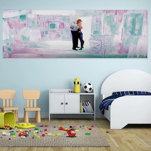 Puede incluir: Un armario blanco de madera de dos puertas con un estante debajo. El armario tiene dos pomos azules. Una cama blanca con una cabecera a rayas azules y blancas y un colch&oacute;n blanco. Un termo de juguete amarillo con una bufanda negra y blanca. Un bal&oacute;n de f&uacute;tbol blanco. Dos sillas de madera. Una alfombra marr&oacute;n con bloques de juguete coloridos esparcidos por ella. Un helic&oacute;ptero de juguete rojo.