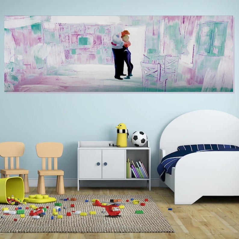 Puede incluir: Un armario blanco de madera de dos puertas con un estante debajo. El armario tiene dos pomos azules. Una cama blanca con una cabecera a rayas azules y blancas y un colch&oacute;n blanco. Un termo de juguete amarillo con una bufanda negra y blanca. Un bal&oacute;n de f&uacute;tbol blanco. Dos sillas de madera. Una alfombra marr&oacute;n con bloques de juguete coloridos esparcidos por ella. Un helic&oacute;ptero de juguete rojo.