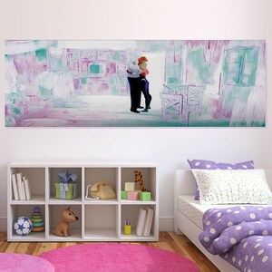 Puede incluir: Una estanter&iacute;a blanca con nueve cub&iacute;culos, llena de diversos objetos, incluyendo libros, un tel&eacute;fono, un animal de peluche y una jirafa de juguete. La estanter&iacute;a est&aacute; en una habitaci&oacute;n con una pared blanca y una cama con un edred&oacute;n de lunares morados y blancos.