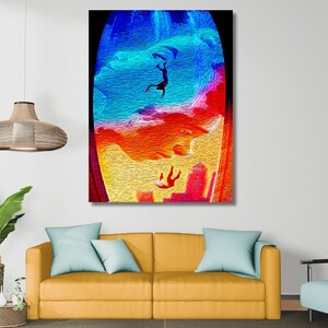 Puede incluir: Pintura abstracta de dos figuras cayendo a trav&eacute;s de un v&oacute;rtice colorido y giratorio. El fondo es una mezcla de azul, rojo, amarillo y naranja.