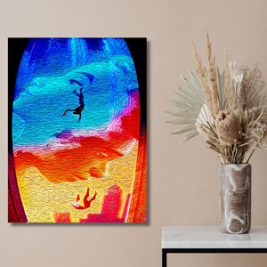Puede incluir: Pintura abstracta con un dise&ntilde;o colorido y en capas. La pintura presenta un cielo azul y morado con una puesta de sol amarilla y naranja. Dos figuras caen del cielo.