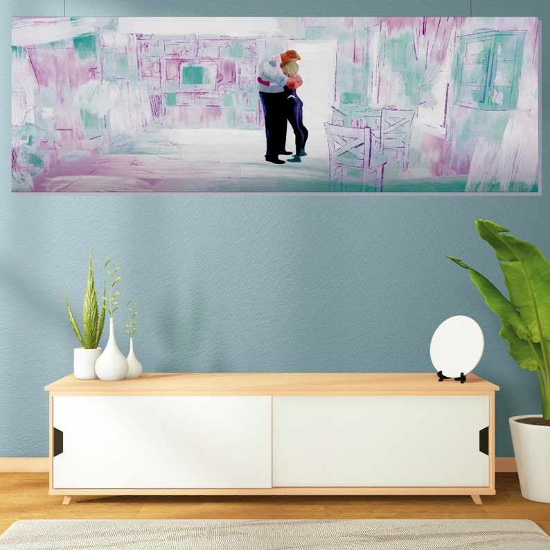 Puede incluir: Una pintura de dos personas abraz&aacute;ndose en una habitaci&oacute;n con un esquema de color azul claro, verde y morado. La pintura est&aacute; colgada en una pared azul claro sobre un gabinete blanco y de madera con dos plantas y un espejo redondo.