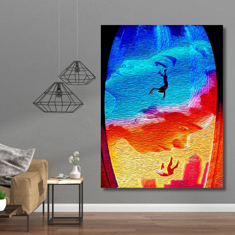 Puede incluir: Pintura abstracta con un dise&ntilde;o colorido y en espiral. La pintura presenta una gama de colores azul, rojo, amarillo y naranja. La pintura est&aacute; enmarcada y lista para colgar.