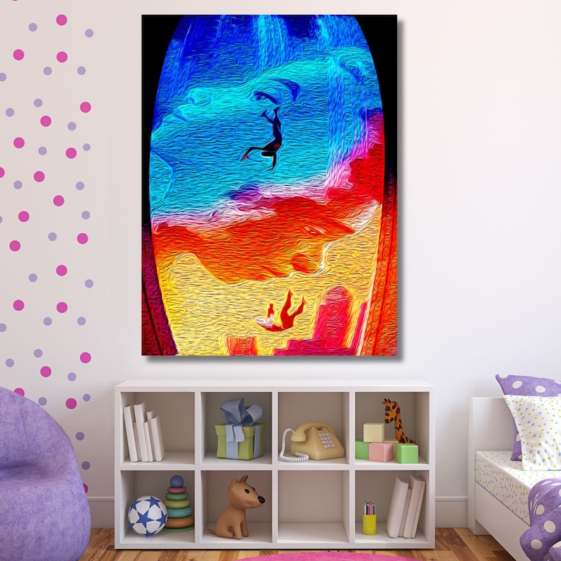 Puede incluir: Pintura abstracta de dos figuras cayendo a trav&eacute;s de un cielo colorido y arremolinado. El cielo est&aacute; pintado en tonos de azul, rojo, amarillo y naranja. Las figuras est&aacute;n silueteados contra el cielo.