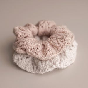 Blóma Scrunchie Strickanleitung Damen Kinder Haargummi Design Download PDF Lace Pattern