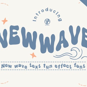 Op de afbeelding: Introductie van Newwave, een leuk, golvend teksteffectlettertype. Het lettertype is blauw en wordt weergegeven tegen een witte achtergrond met een paar roze sterren en een blauw golfontwerp.