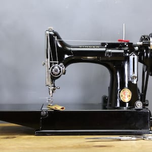 Vintage Singer 221K &#39;Red S&#39; vederlichte naaimachine + garantie