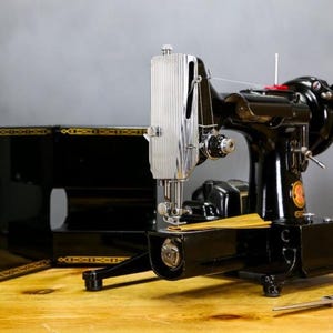 Excellent 1961 Singer 222k &quot;RED S&quot; Featherweight Sewing Machine + Case + Warranty