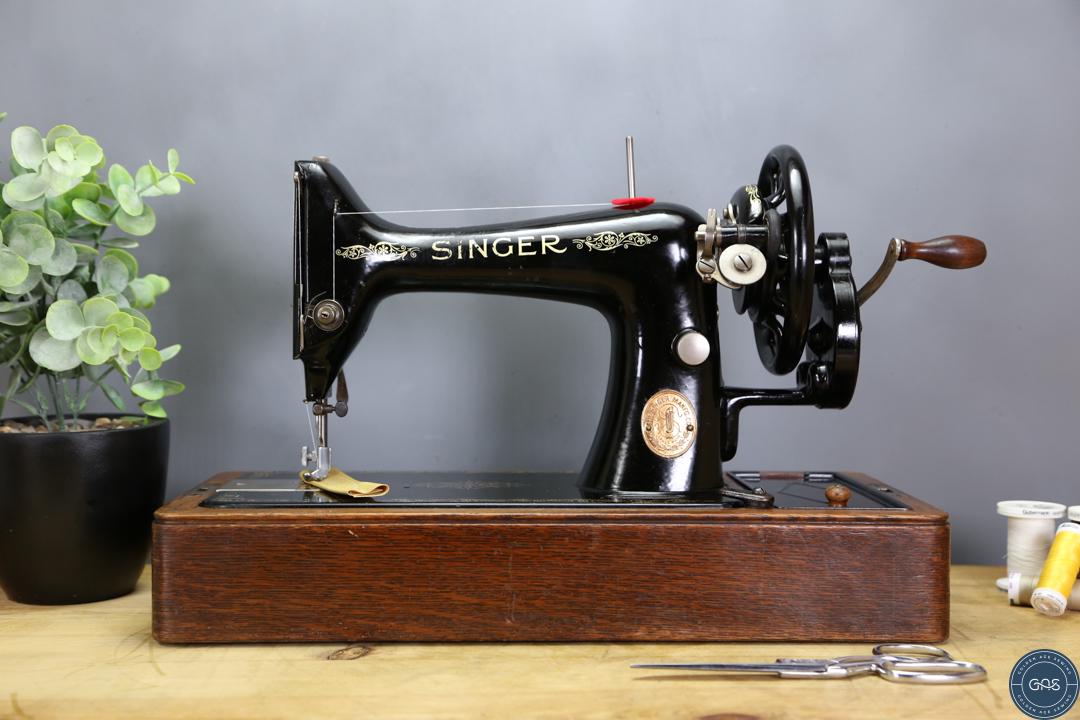 Uitstekende antieke Singer 1923 Singer 99k handslinger naaimachine + koffer + extra's