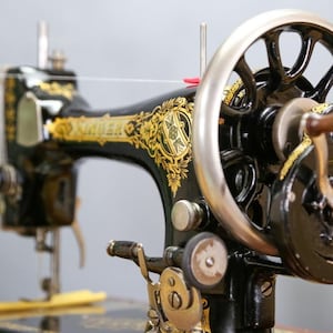 1910 Antique Singer Edwardian 28k Vibrating Shuttle Hand Sewing Machine + Case
