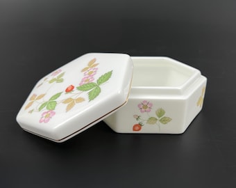 Vintage wedgwood-snuisterijdoosje met wilde aardbeien: zeshoekig porseleinen porselein