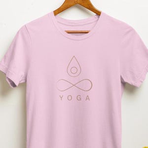 Camiseta de yoga, camiseta para el día del yoga, camiseta con diseño sencillo de yoga, top informal de yoga, regalo para amantes del yoga