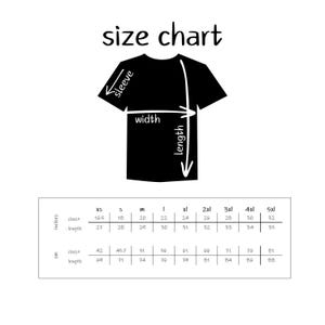 以下が含まれることがあります： 黒いTシャツのグラフィックとサイズチャート。チャートには、XSから5XLまでの胸囲と着丈のインチとセンチメートルの測定値が含まれています。「size chart」というテキストが上部にあります。
