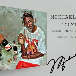 K&ouml;nnte beinhalten: Ein Gem&auml;lde von Michael Jordan auf Leinwand, mit einer Gr&ouml;&szlig;e von 100x100cm. Das Gem&auml;lde zeigt Jordan in einer zwanglosen Umgebung, er tr&auml;gt ein wei&szlig;es T-Shirt mit einem Basketball-Motiv und rote Shorts. Er h&auml;lt eine Zigarre in seiner rechten Hand und ein Glas in seiner linken Hand. Das Gem&auml;lde ist vom K&uuml;nstler signiert.