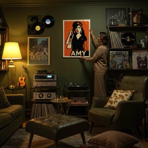 Pu&ograve; includere: Una scena d'interni con una donna che appende un poster incorniciato di Amy Winehouse. La stanza presenta un'estetica vintage con dischi in vinile, un impianto stereo, una chitarra e un divano e una poltrona verdi. Il poster &egrave; arancione con un'immagine in bianco e nero di Amy Winehouse e il nome "AMY".