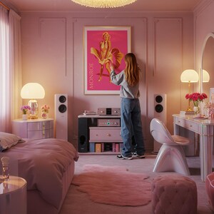 Puede incluir: Un dormitorio rosa con un gran p&oacute;ster enmarcado de Marilyn Monroe. La habitaci&oacute;n cuenta con una cama, una mesita de noche con una l&aacute;mpara, un tocador y un equipo de m&uacute;sica. Una persona est&aacute; de pie frente al p&oacute;ster. La habitaci&oacute;n est&aacute; decorada en tonos rosas.