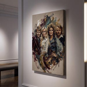Op de afbeelding: Een canvas print met een portret van de muziekgroep ABBA. Het kunstwerk toont de vier leden met een mix van kleuren, waaronder bordeauxrood, wit en blauw. Het schilderij is aan een muur bevestigd.