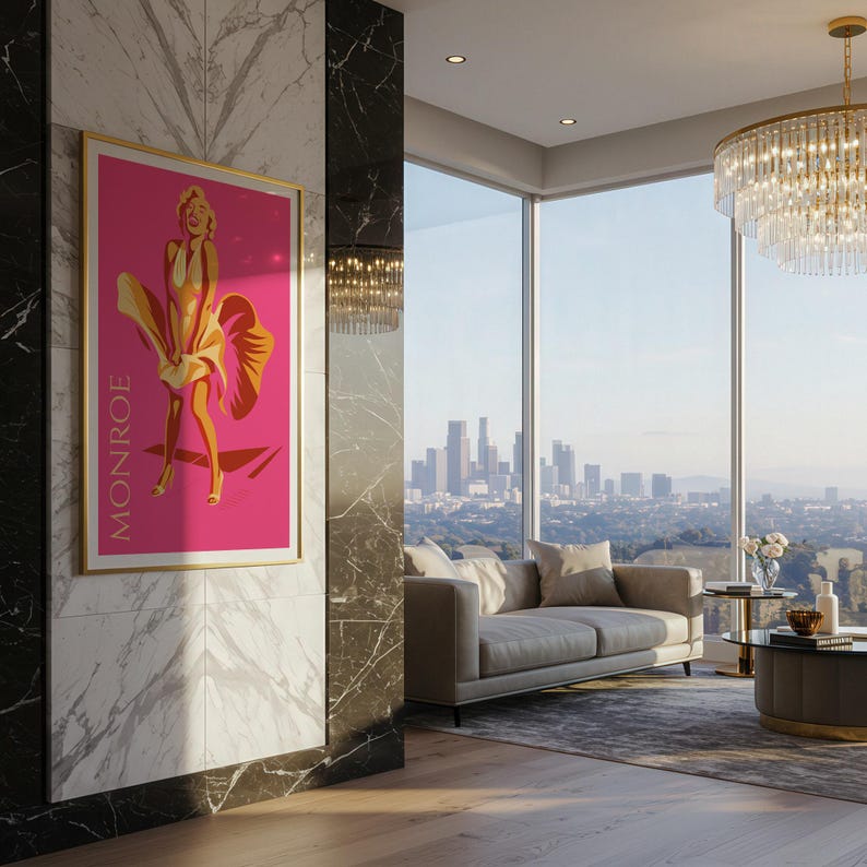 Puede incluir: Una impresi&oacute;n art&iacute;stica enmarcada con una ilustraci&oacute;n estilizada de Marilyn Monroe con un vestido rosa, con la palabra "MONROE" en texto vertical. La obra de arte se exhibe en una sala de estar moderna con vista a la ciudad.