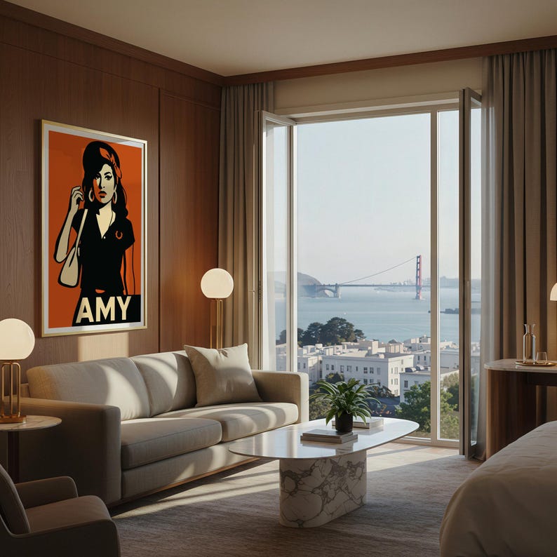 Pu&ograve; includere: Una stampa pop art incorniciata con una donna in nero con il nome "AMY" sotto. L'opera d'arte &egrave; appesa a una parete rivestita in legno sopra un divano beige. Una grande finestra offre una vista su una citt&agrave; e un ponte.