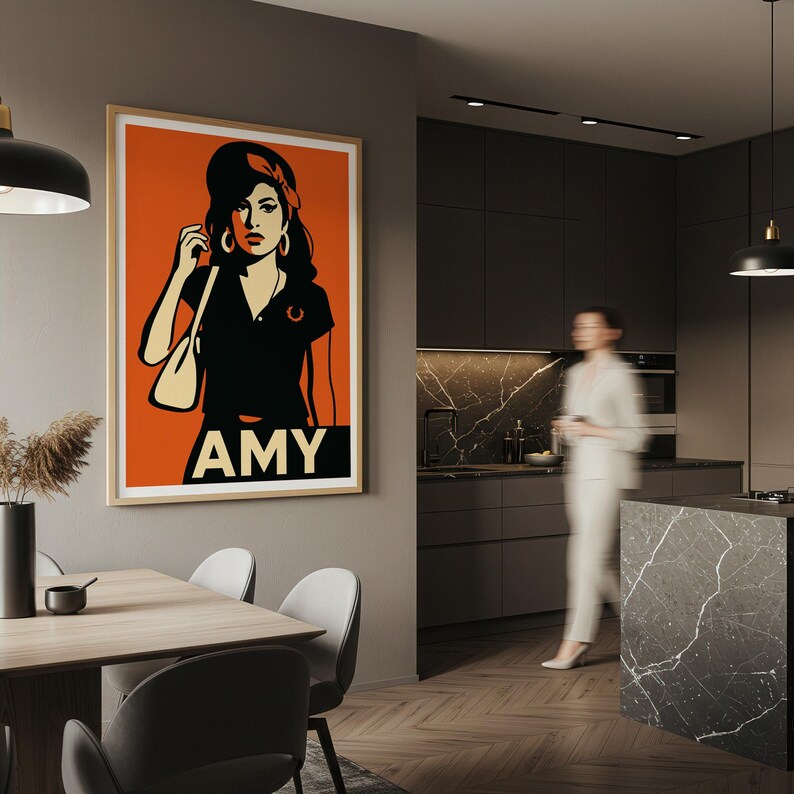 Pu&ograve; includere: Un poster incorniciato in stile pop art con una donna con un top nero e una fascia rossa, con il nome "AMY" in lettere bianche. Il poster ha uno sfondo arancione ed &egrave; in una cucina moderna.