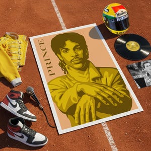 Op de afbeelding: Een artistieke opstelling met een poster met het woord "PRINCE" en een illustratie van Prince. De afbeelding bevat ook een gele jas, zwart-rode sneakers, een microfoon, een vinylplaat en een racehelm.