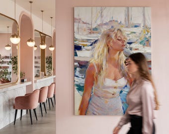 Canvas wanddecoratie Brigitte Bardot – Frans icoon aan zee met vogel, vintage glamourprint, 80×120 cm premium katoen