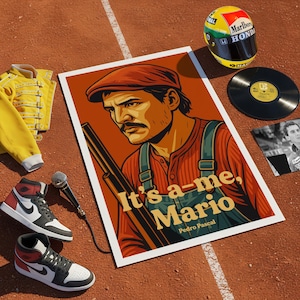Könnte beinhalten: Illustration von Pedro Pascal als Mario mit dem Text "It's a-me, Mario". Das Bild befindet sich auf einer roten Oberfläche mit einer gelben Jacke, Turnschuhen, einem Mikrofon, einem Helm, einer Schallplatte und einem Foto.