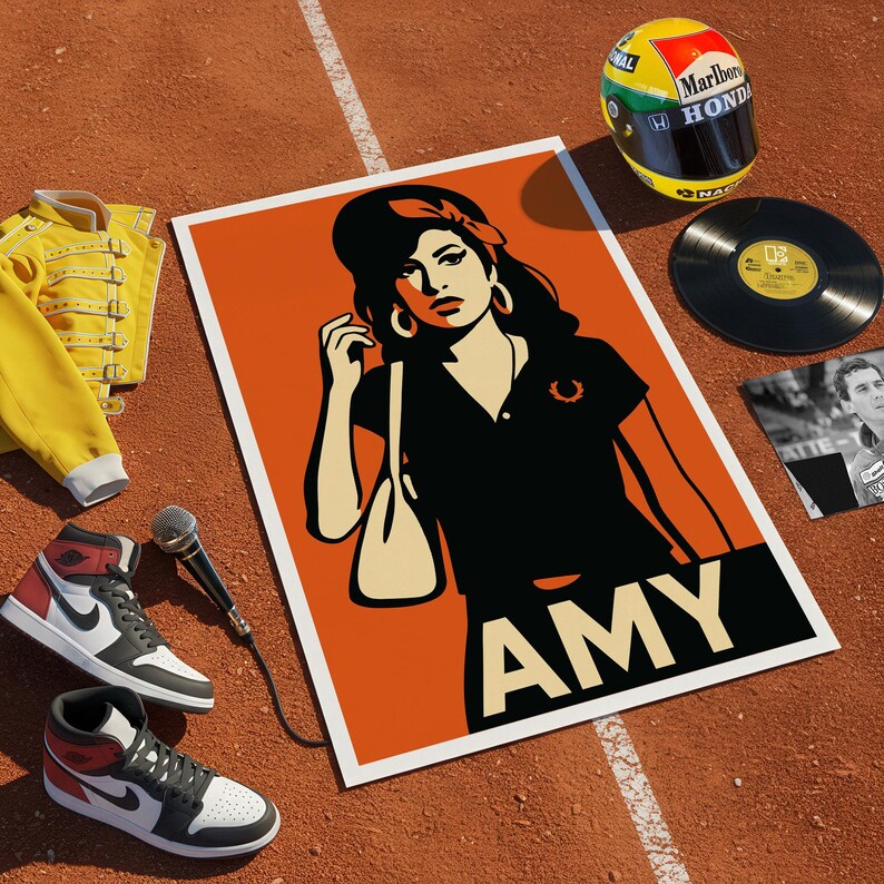 Pu&ograve; includere: Un poster arancione e bianco con un'illustrazione stilizzata di Amy Winehouse, con il nome "AMY" in grassetto. L'immagine include anche una giacca gialla, scarpe da ginnastica, un microfono, un disco in vinile e un casco da corsa.
