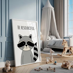 Könnte beinhalten: Ein gerahmter Kunstdruck mit einer Cartoon-Waschbär-Illustration. Der Text "BE RESOURCEFUL" steht über dem Waschbären. Das Kunstwerk wird in einem Kinderzimmer mit hellblauer Wand und Holzboden ausgestellt.