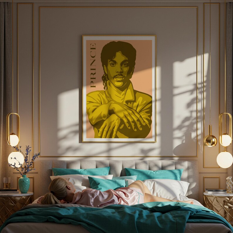 Op de afbeelding: Een ingelijste poster met een gestileerd portret van Prince in geel en bruin. Het woord "PRINCE" staat verticaal afgedrukt. De poster hangt boven een bed met turquoise en witte kussens en een turquoise deken. De kamer heeft gouden accenten.