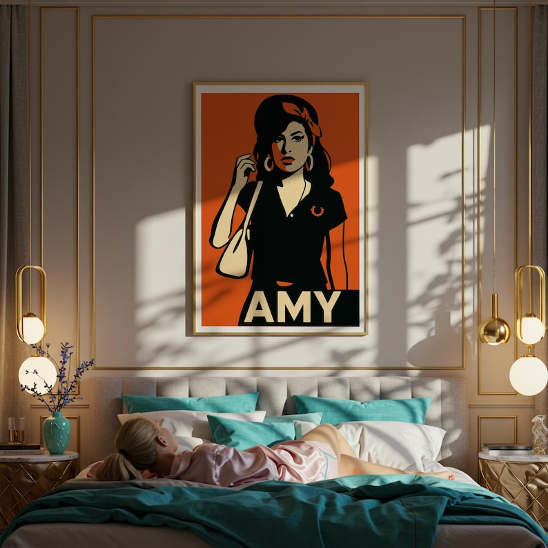 Pu&ograve; includere: Una stampa in stile pop art incorniciata con un ritratto stilizzato di una donna con il nome "AMY" in grassetto bianco. L'opera d'arte ha uno sfondo arancione vibrante con una figura in bianco e nero. La stampa &egrave; esposta sopra un letto.