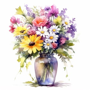 Op de afbeelding: Een aquarel van een boeket bloemen in een blauwe vaas. Het boeket bevat madeliefjes, zonnebloemen en paarse wilde bloemen.