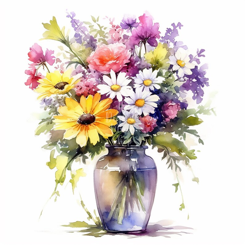 Op de afbeelding: Een aquarel van een boeket bloemen in een blauwe vaas. Het boeket bevat madeliefjes, zonnebloemen en paarse wilde bloemen.